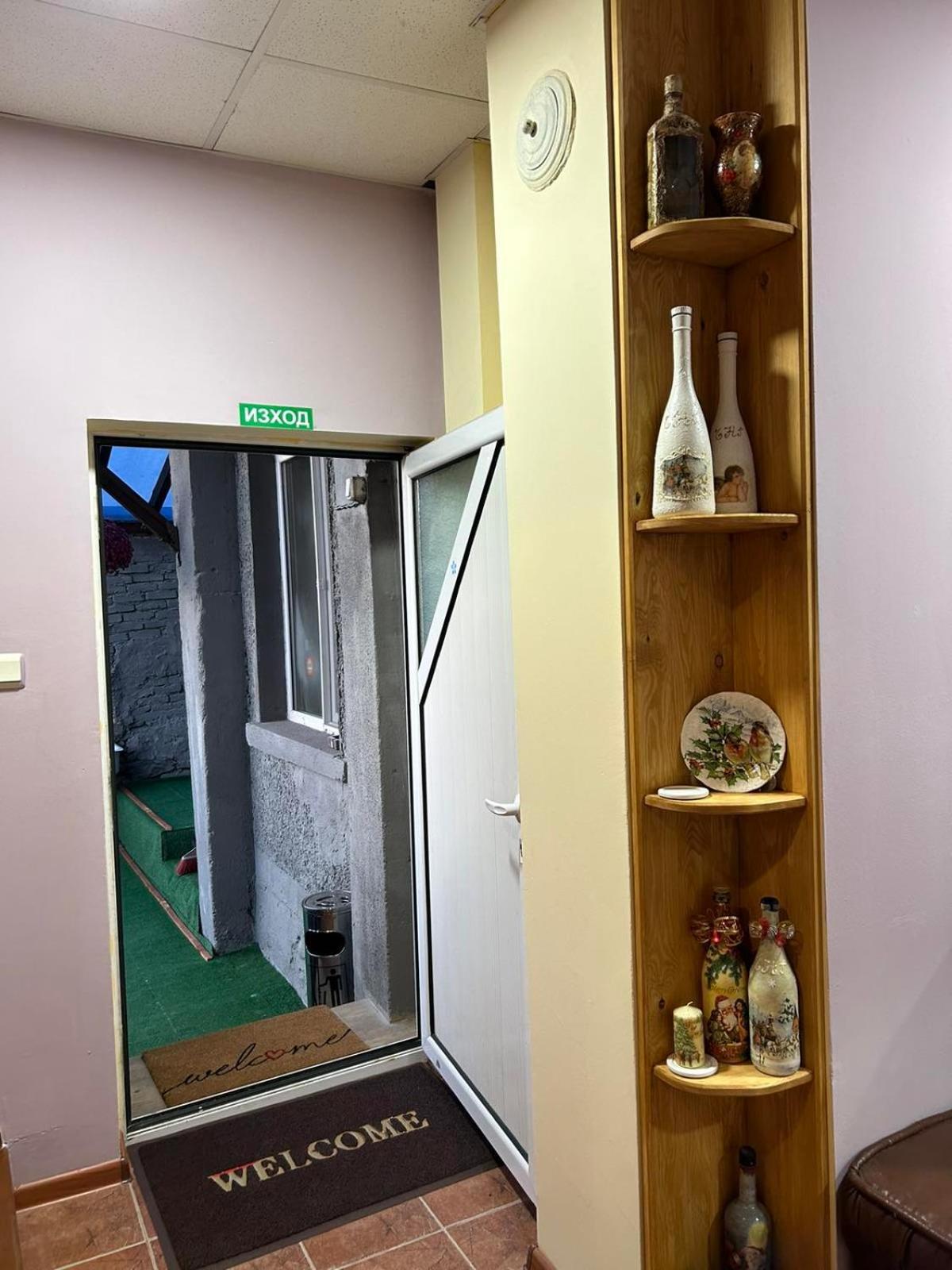трапезица с безплатен паркинг двор и веранди *