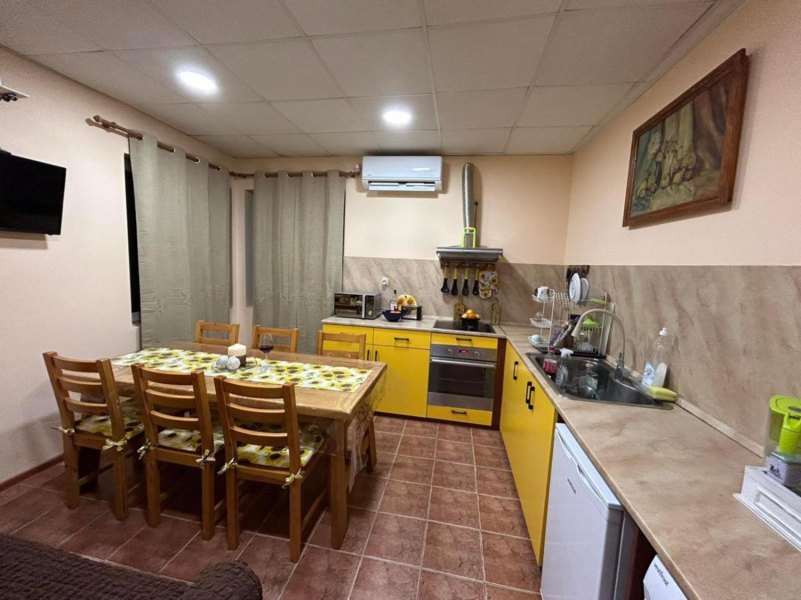 трапезица с безплатен паркинг двор и веранди Holiday home