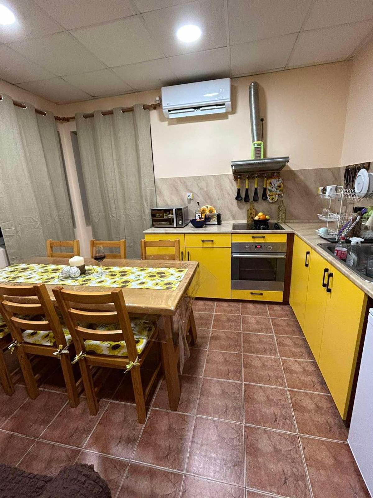 трапезица с безплатен паркинг двор и веранди Holiday home Veliko Tarnovo